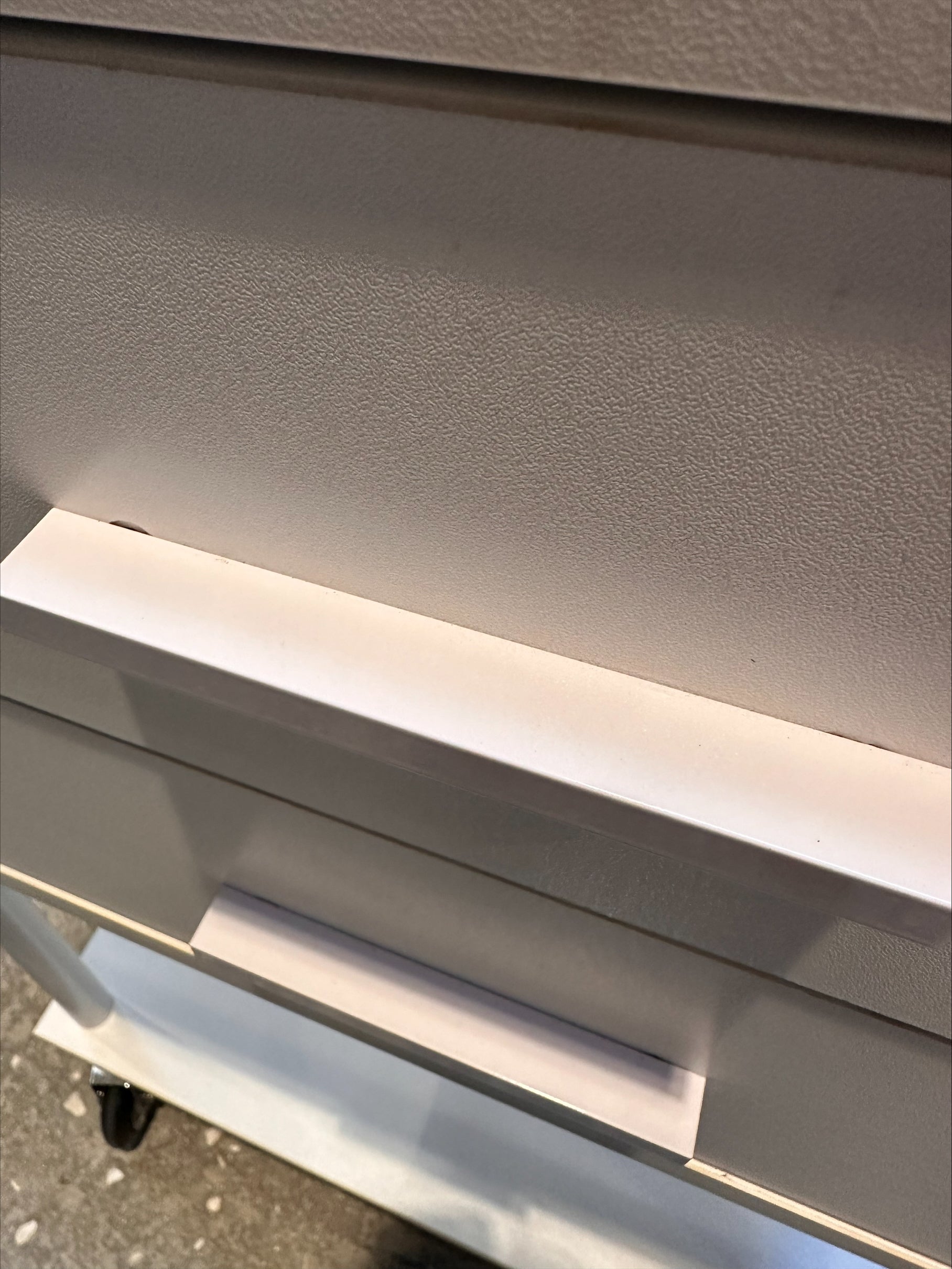 Clara 2 - Carrito de peluquería blanco - Ruedas repelentes al cabello